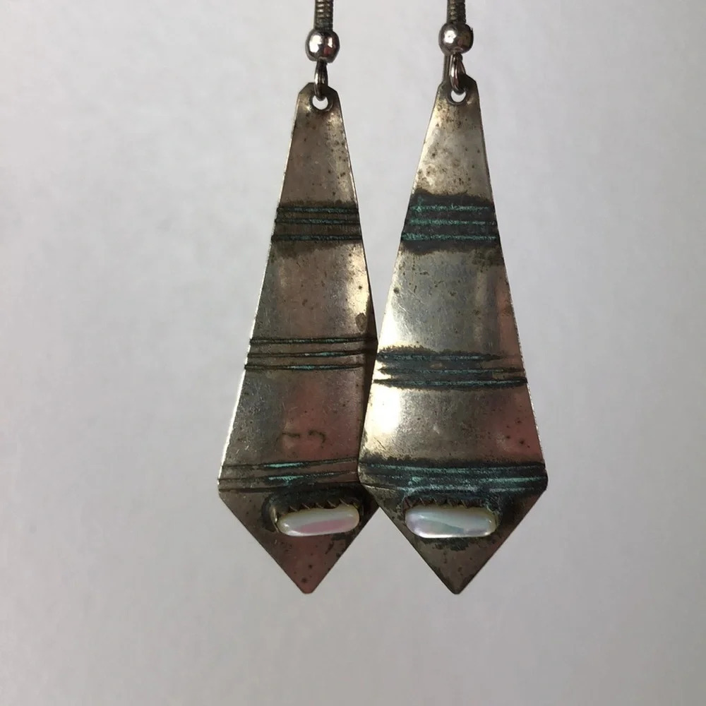Vintage Earrings Women’s Tribal Silver Tone Mother Of Pearl Dangle Drop Pierced